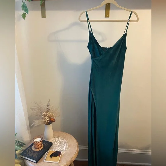 NWT- SOLD Lulu’s Debut Diva Emerald Green Velvet Maxi, XS - Picture 2 of 5